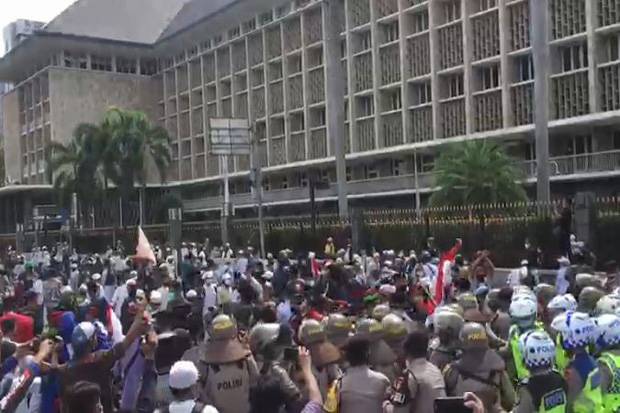 Polisi Pukul Mundur Massa Aksi 1812 di Depan Gedung Bank Indonesia