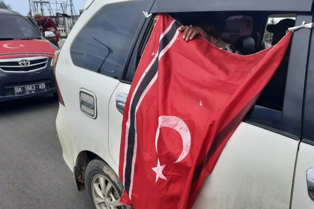 Milad GAM, Puluhan Mobil Berbendera Bintang Bulan Konvoi di Banda Aceh