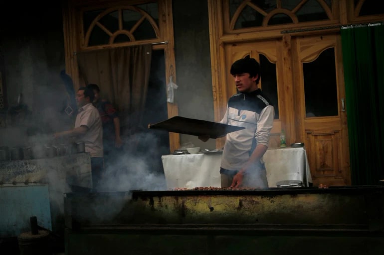 China Sekulerkan Uighur melalui Makanan, Sajikan Daging Haram hingga Buka Proyek Peternakan Babi