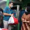 Menteri Sosial Juliari P. Batubara menyerahkan bantuan paket sembako kepada warga