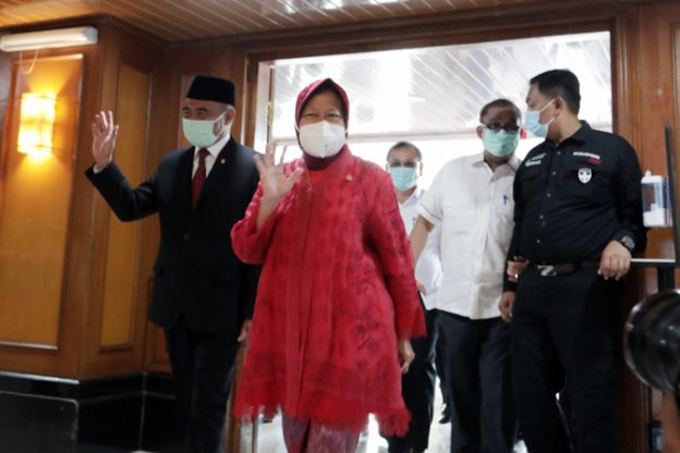 ICW Menilai Keputusan Jokowi Setujui Risma Rangkap Jabatan Cacat Hukum