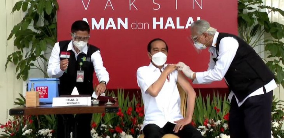 Jadi Orang Pertama Disuntik Vaksin Covid-19 Sinovac, Presiden Jokowi: Hahaha…
