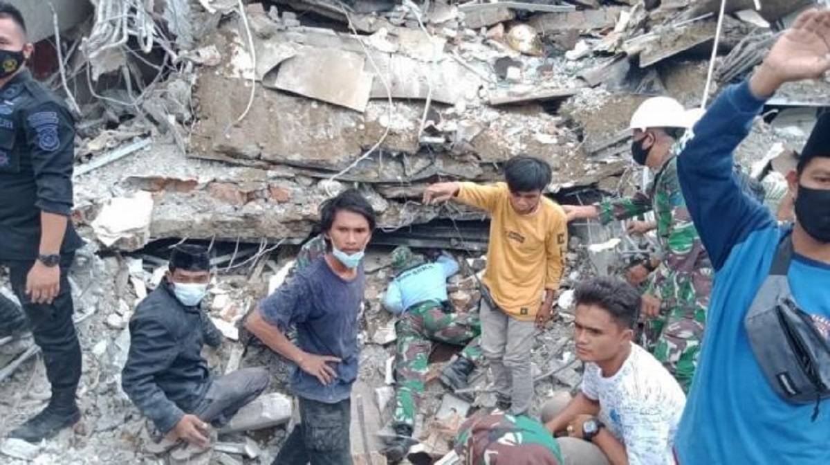 Korban Gempa Mamuju Nekat Cari Kartu Keluarga di Reruntuhan Demi Mie Instan