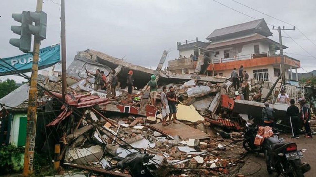 Reruntuhan Rumah Usai Gempa Mamuju