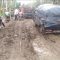 Kondisi Jalan rusak parah di Desa Siau Tanjabtim Jambi yang membuat akses jalan kadang macet.