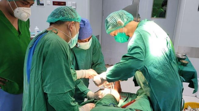 Sedang Operasi Pasien, 2 Perawat Melompat saat Gedung RS Diguncang Gempa