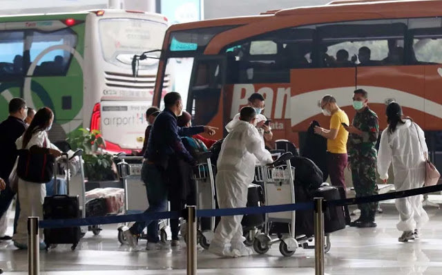 Pakai Baju Hazmat, Ratusan TKA China Tiba di Bandara Soekarno Hatta