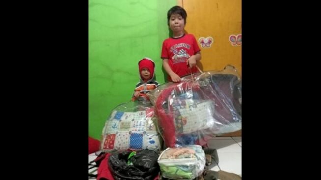 Terharu! Dua Bocah Rela Sumbang Kasur Miliknya untuk Bayi Korban Gempa