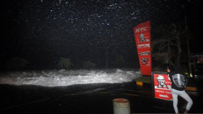 BMKG: Angin Kencang Sebabkan Gelombang Tinggi-Banjir Rob di Manado