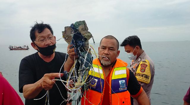 Pesawat Sriwijaya Air Diduga Meledak di Kepulauan Seribu, Ini Foto-foto Serpihannya