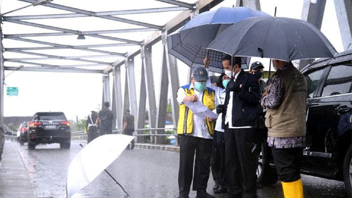 Presiden Joko Widodo meninjau sungai Martapura dari jembatan Pakauman yang berada di Kecamatan Martapura Timur, Kabupaten Banjar, Provinsi Kalimantan Selatan