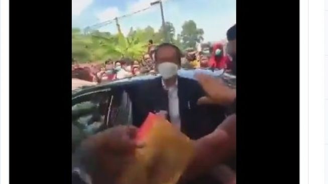 Bagi-bagi Nasi Kotak di Jalan, Netizen Minta Jokowi Senasib Habib Rizieq