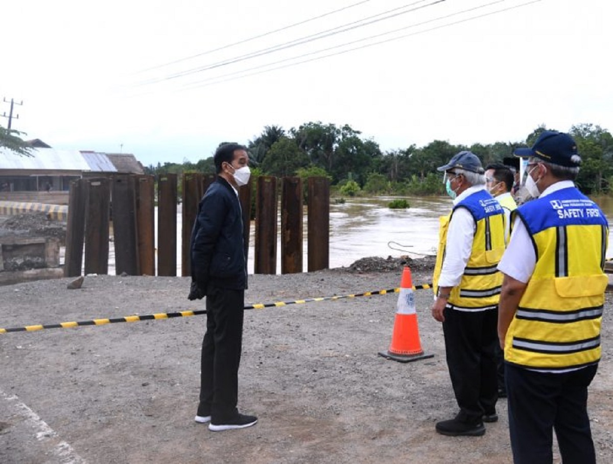 Jokowi Bilang Banjir Karena Curah Hujan Tinggi, PDIP: Akibat Penambangan dan Penebangan