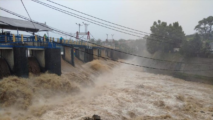 Bendung Katulampa Siaga 3, Warga Bantaran Sungai Diminta Waspada Banjir