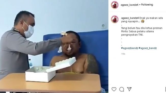 Pria Babak Belur Disuapi Polisi di RS, Netizen: Pengen Ketawa Takut