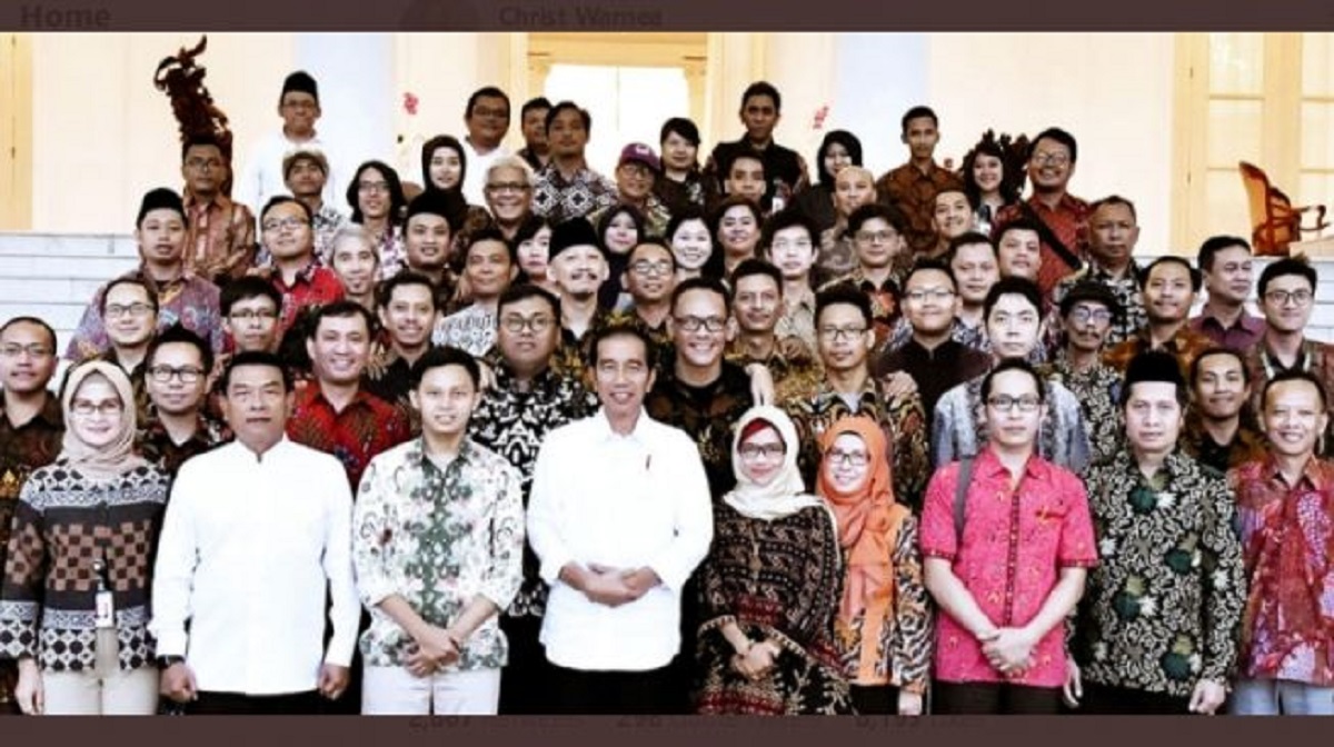 Viral Jokowi Foto Bareng Abu Janda, Istana: Itu Foto Lama