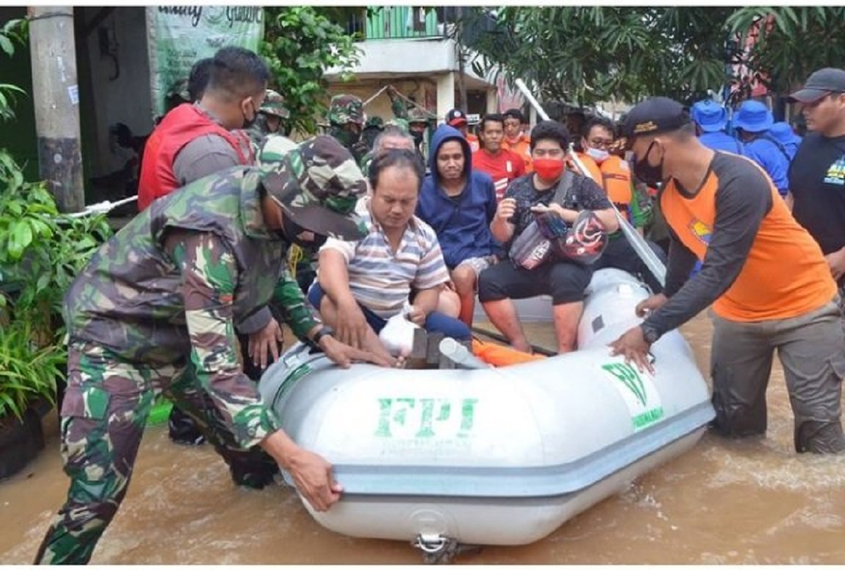 Relawan FPI Diusir Polisi saat Bantu Korban Banjir, Ini Reaksi Munarman