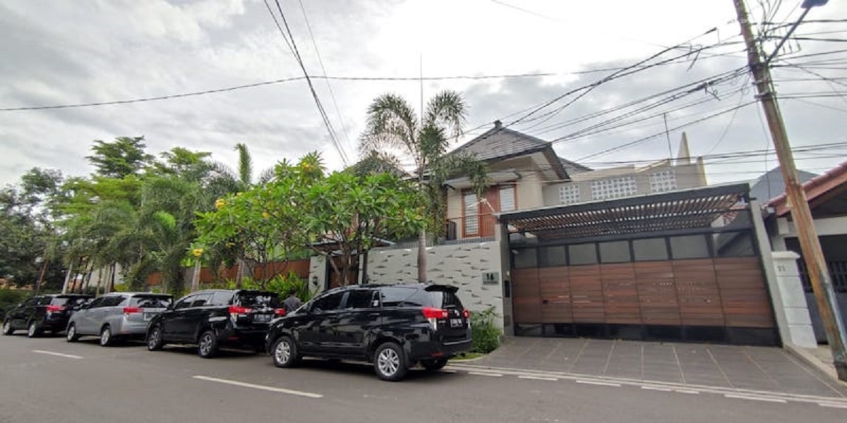 Empat Mobil Penyidik KPK Parkir Di Rumah Ihsan Yunus, Lakukan Penggeledahan?