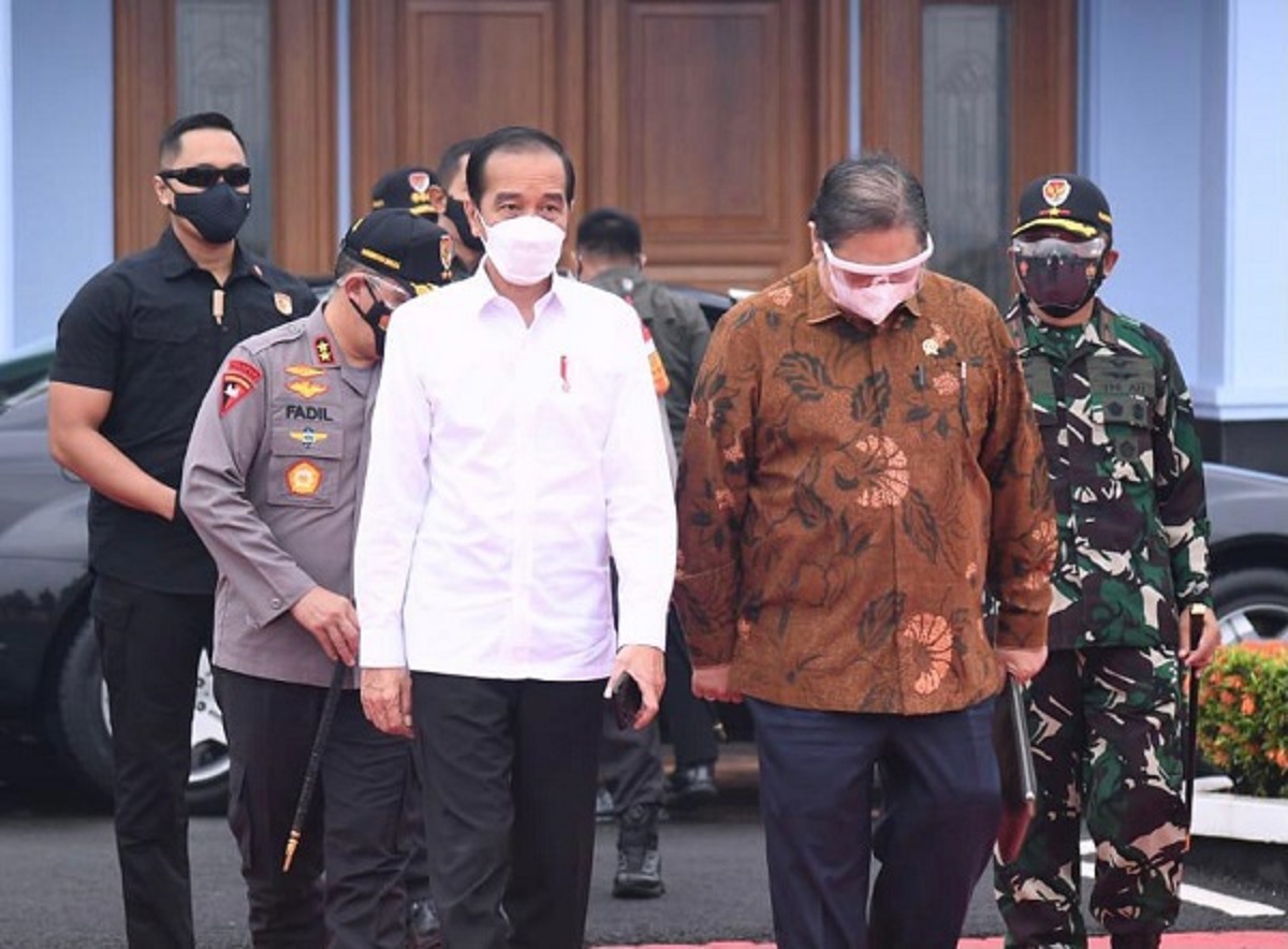 Presiden Jokowi dan Airlangga Hartarto Tinjau Vaksinasi Massal di DIY