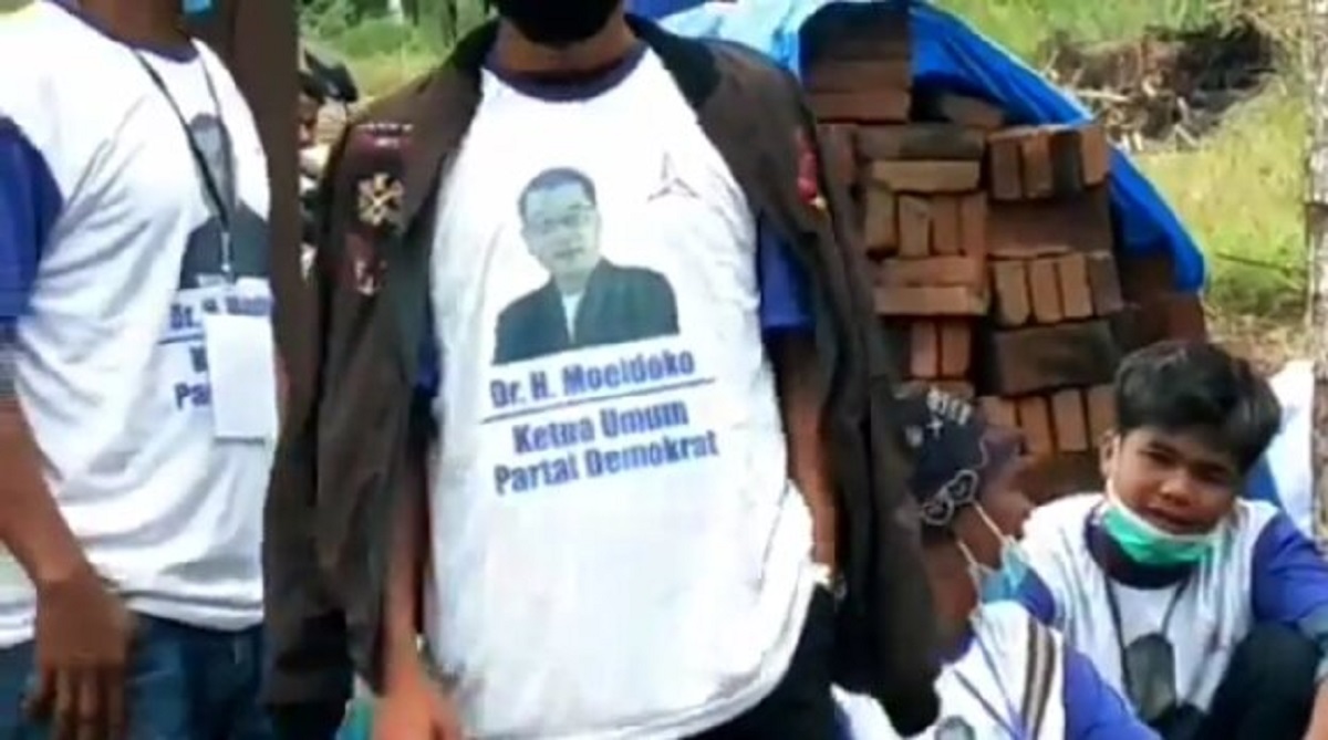 Baju ‘Moeldoko Ketua Umum Partai Demokrat’ di Lokasi KLB Ilegal, Yan Harahap: Pak Jokowi Diam Saja?
