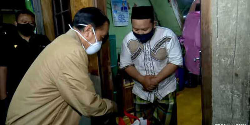 Pak Jokowi, Ketimbang Blusukan Bagikan Obat Mending Ambil Komando Penanganan Covid-19