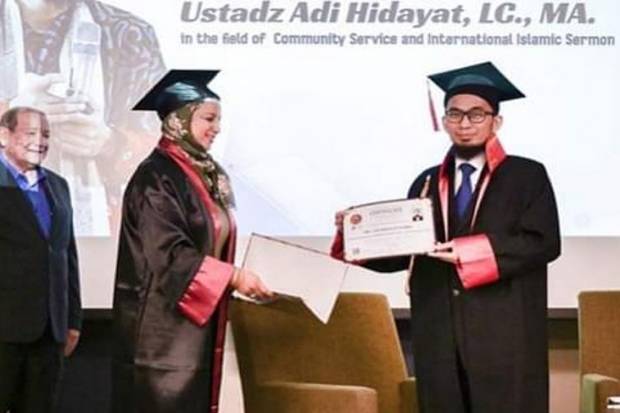 Ustadz Adi Hidayat Raih Gelar Doktor Honoris Causa dari Universitas Ternama di Turki