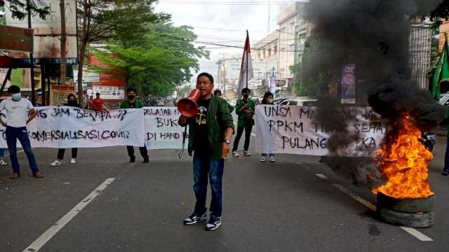 Mahasiswa di Kota Makassar Blokade Jalan, Tuntut Presiden Jokowi Bubarkan PPKM dan Pulangkan TKA China
