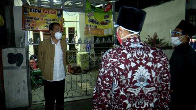 Malam-malam, Jokowi Bagikan Sendiri Obat Isoman Gratis ke Warga