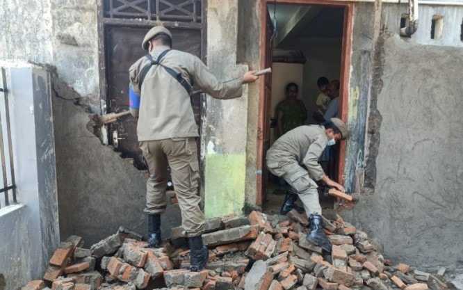 Satpol PP Makassar Bongkar Tembok Penutup Jalan Akses ke Rumah Tahfiz