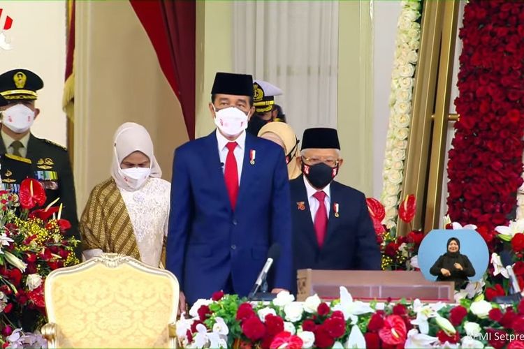 Pakai Jas, Jokowi-Ma'ruf Ikuti Upacara Penurunan Bendera