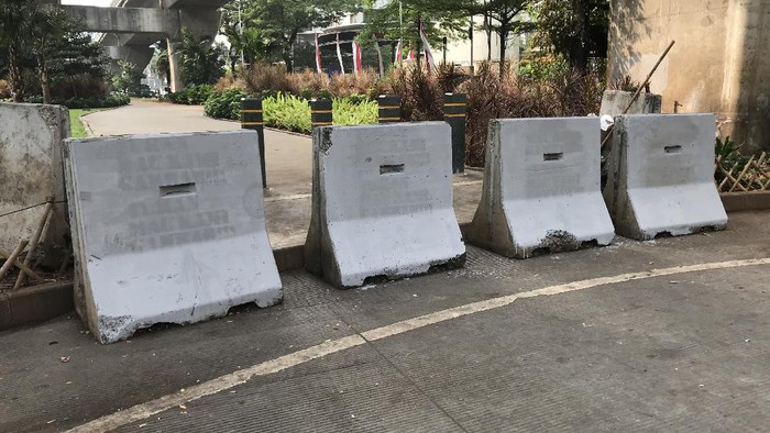Viral 'Tuhan Kami Mau Gambar' di Barrier Jalan di Jaksel, Kini Sudah Dihapus