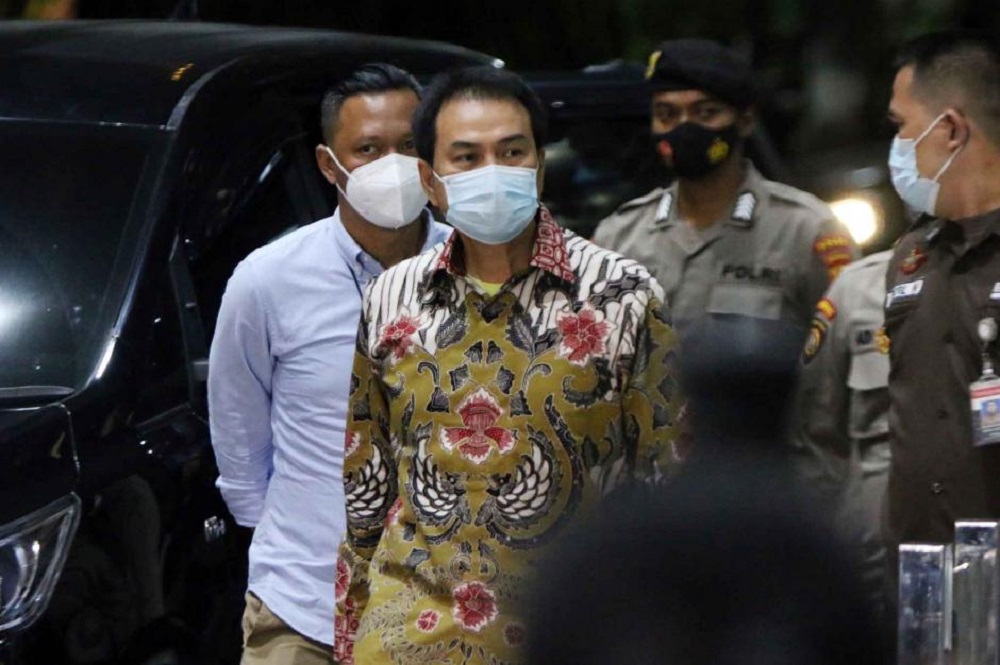 Dijemput Paksa, Azis Syamsuddin Akhirnya Tiba di Gedung KPK