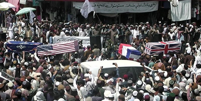 Rayakan "Kemenangan", Taliban Bungkus Peti Mati dengan Bendera AS dan Sekutu