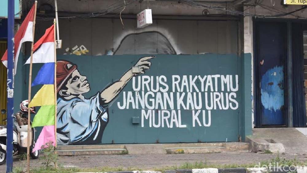 Tulisan 'Urus Rakyatmu Jangan Kau Urus Muralku' di Karawang Dihapus!