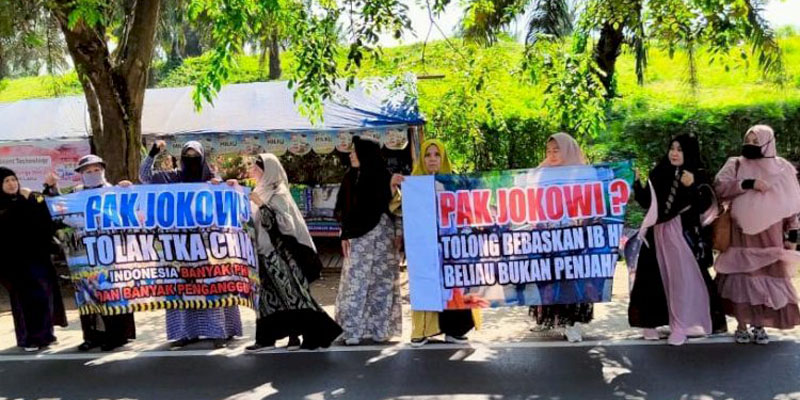 Sambut Jokowi dengan Spanduk 'Bebaskan HRS', Emak-emak di Lampung Diperiksa Petugas