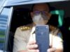 Sederhananya Anies Masih Pakai Handphone Retak dan Pecah, Ketahuan saat Masuk Ancol