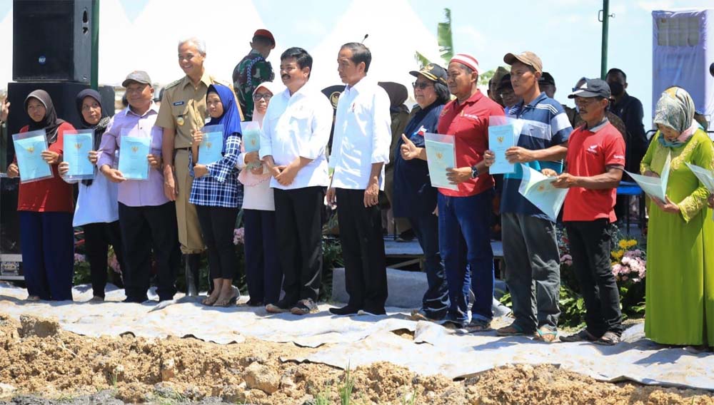 Jokowi Protes Pembagian Sertifikat Tanah di Lokasi Becek, Ganjar: Yang Pilih Rakyat