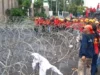 Massa GEBRAK Bongkar Paksa Kawat Berduri di Gerbang DPR RI, Pasang Spanduk Raksasa