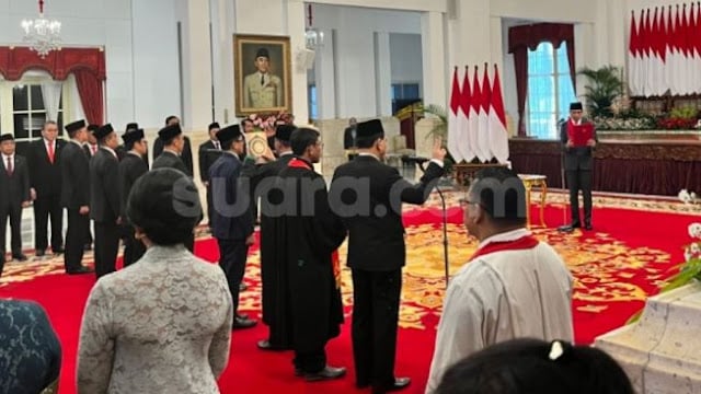 Presiden Jokowi melantik Budi Arie Setiadi bersama lima orang lainnya sebagai Menkominfo dan Wamen di Istana Meredeka, Senin (17/7/2023). (Suara.com/Ria)